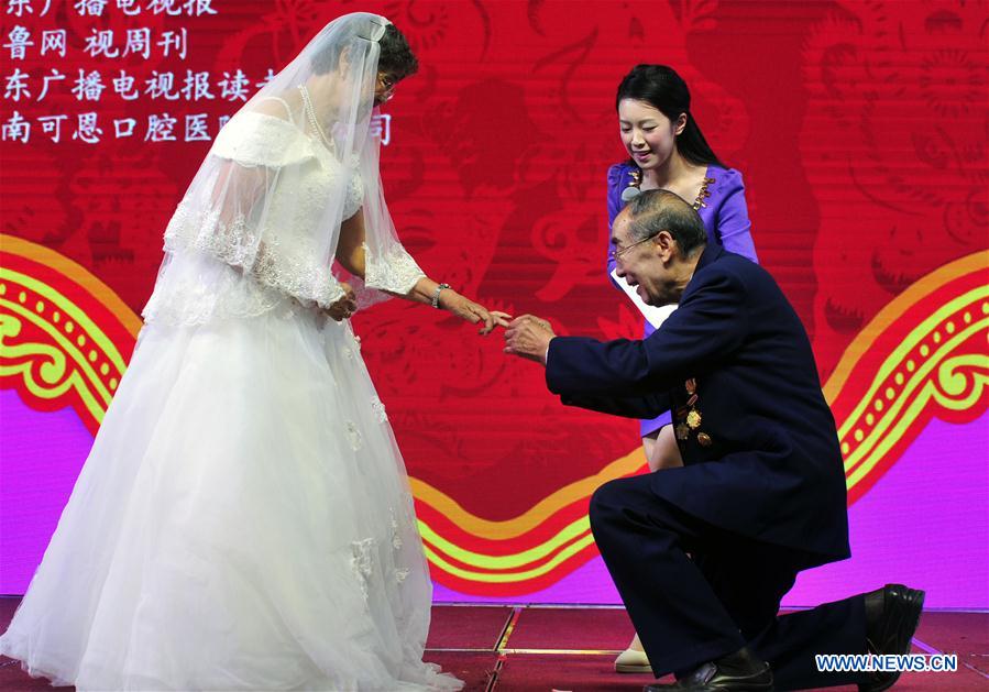 Província de Shandong realiza cerim?nia de bodas de ouro para casais idosos