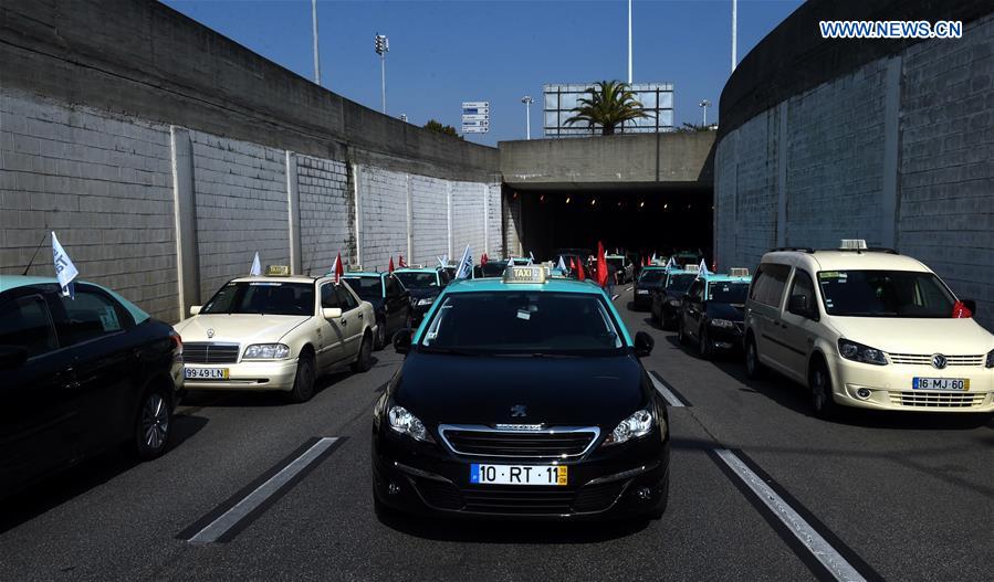Manifesta??o de taxistas causa congestionamentos em Portugal