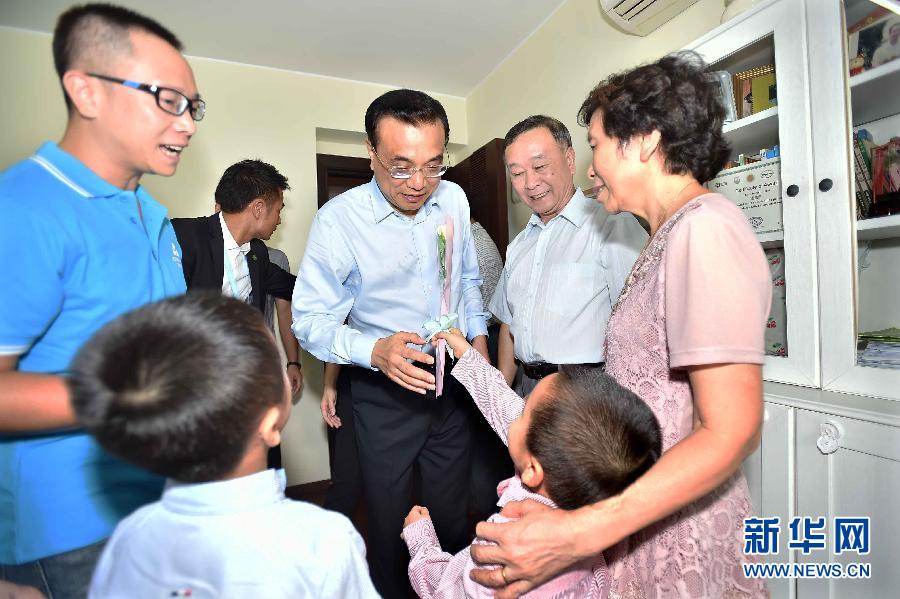 Primeiro-ministro Li Keqiang inspeciona Macau