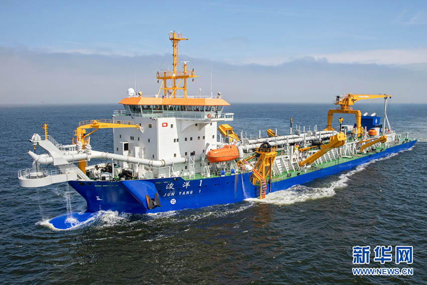 Maior draga da ásia inicia opera??es