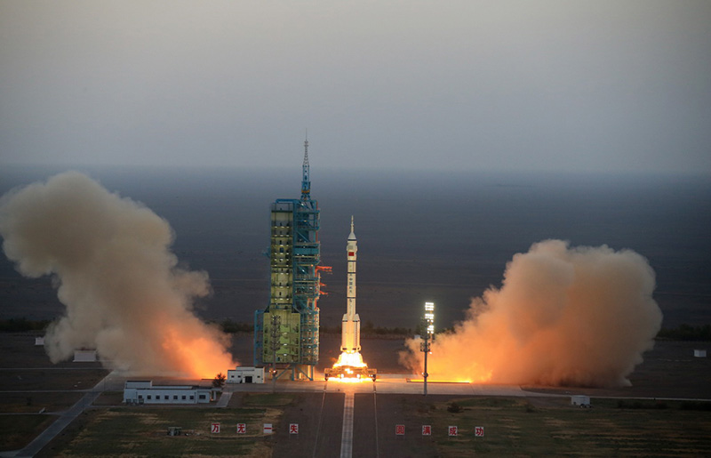 China envia nave espacial tripulada Shenzhou 11 para órbita