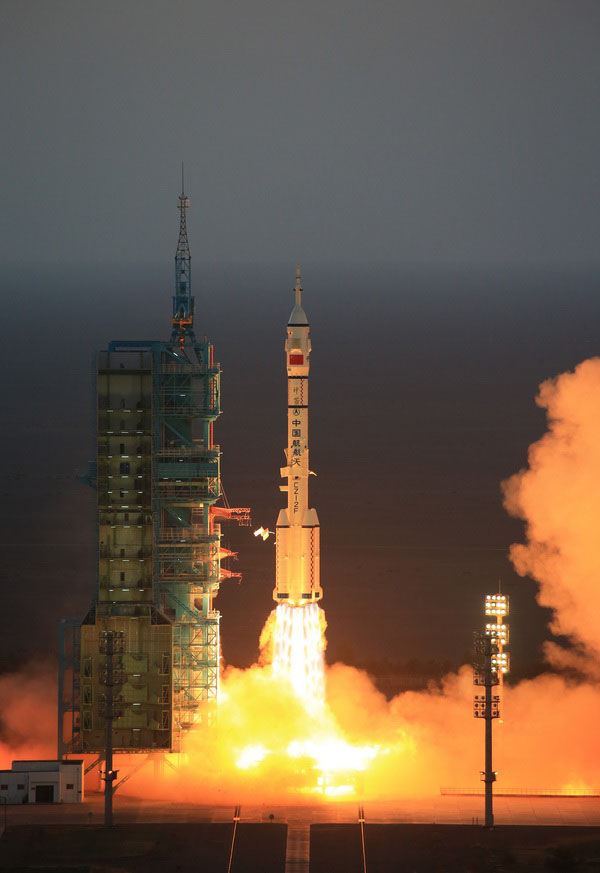 China envia nave espacial tripulada Shenzhou 11 para órbita