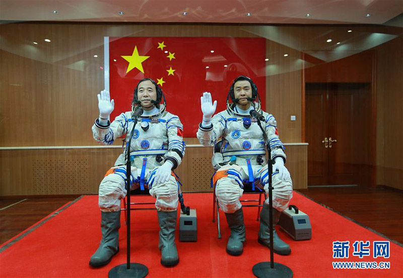 China envia nave espacial tripulada Shenzhou 11 para órbita