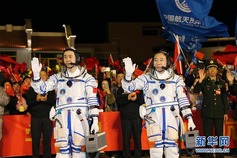 China envia nave espacial tripulada Shenzhou 11 para órbita