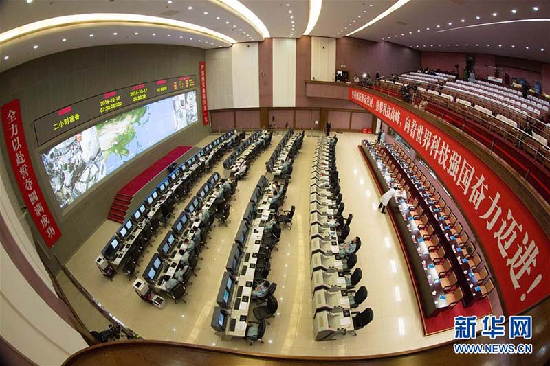 China envia nave espacial tripulada Shenzhou 11 para órbita