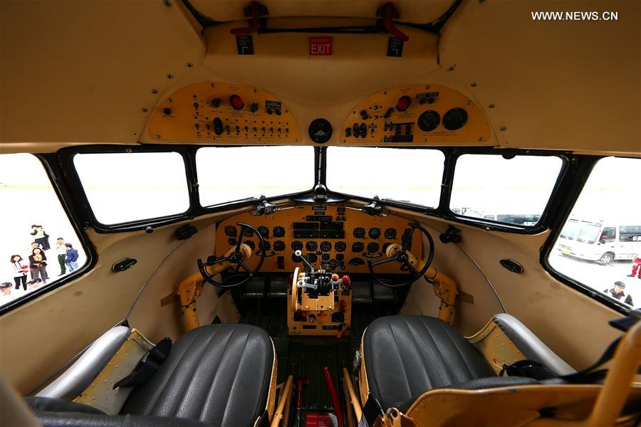 Avi?o de transporte da Segunda Guerra Mundial chega a Kunming