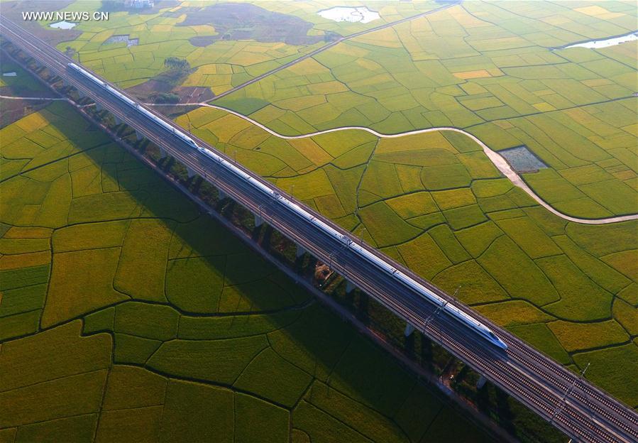 Panorama aéreo de trem-bala no sudoeste da China