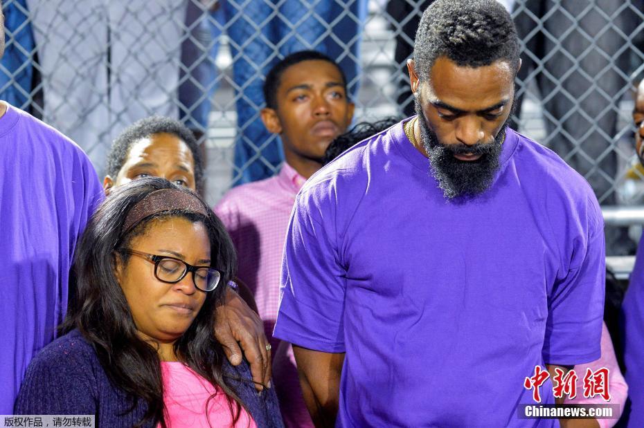 Tyson Gay se emociona na vigília em homenagem à filha assassinada
