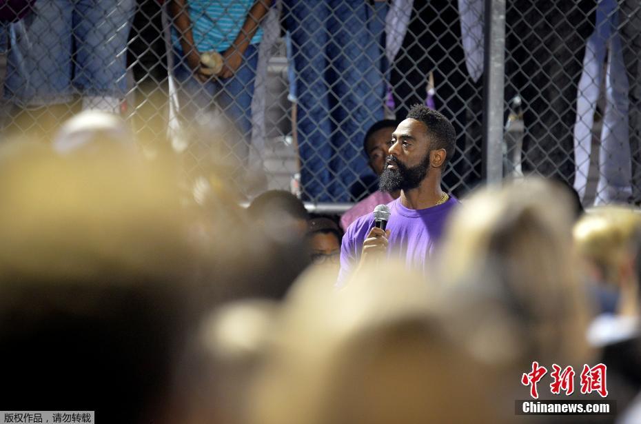 Tyson Gay se emociona na vigília em homenagem à filha assassinada