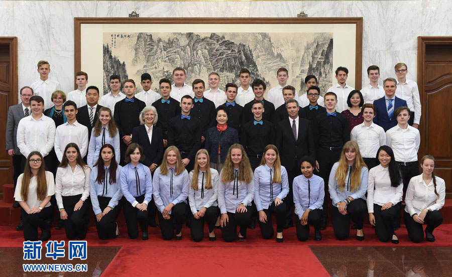 Primeira-dama da China se reúne com estudantes e professores alem?es