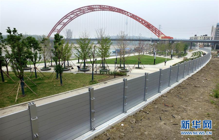 Parede de preven??o de inunda??es construída no centro da China
