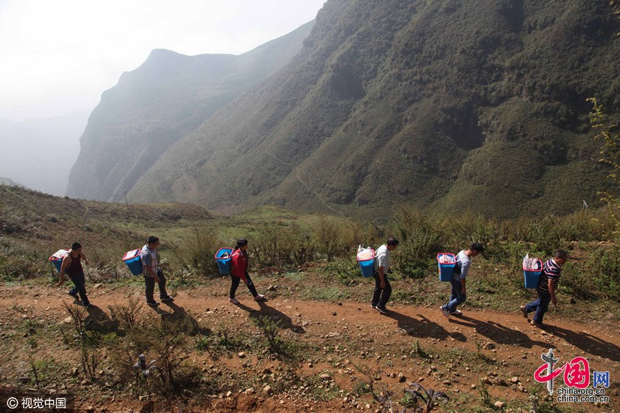 Aldeias isoladas em Yunnan acedem à literatura através de “bibliotecas às costas”