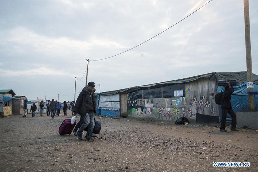 Fran?a inicia evacua??o de campo de refugiados em Calais