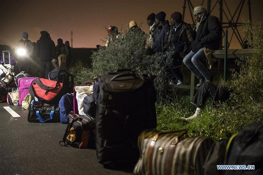 Fran?a inicia evacua??o de campo de refugiados em Calais