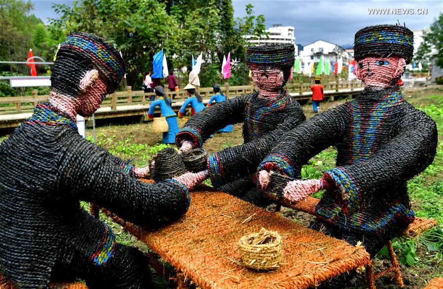 Turistas visitam exposi??o temática dedicada ao espantalho no centro da China