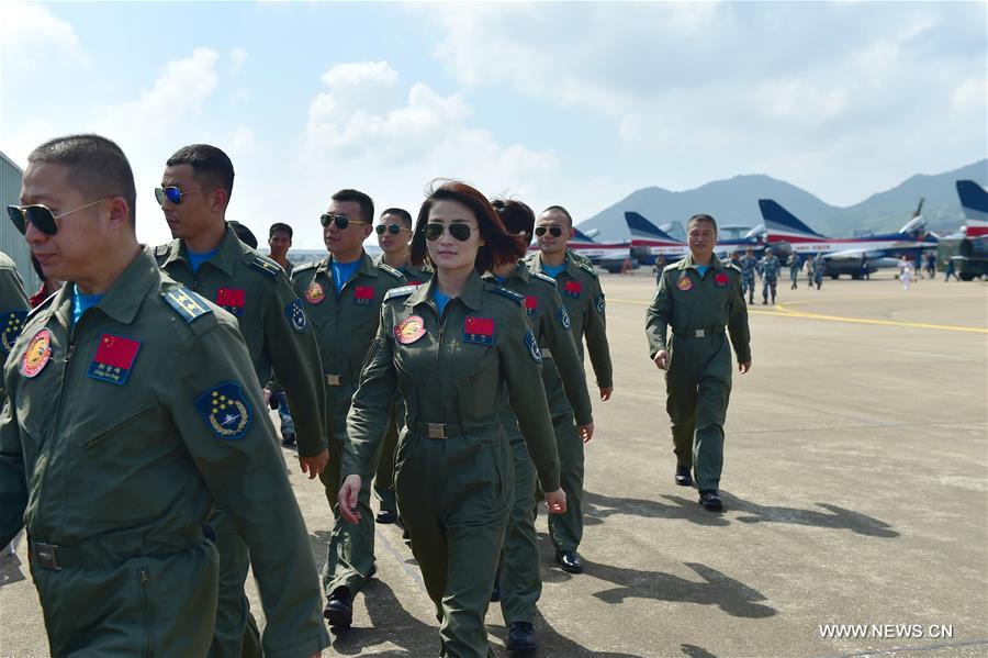 Ca?as J-10 da equipe de acrobacia aérea Bayi chegam ao aeroporto de Zhuhai
