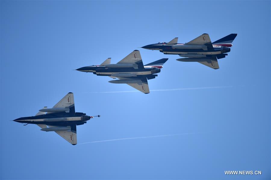 Ca?as J-10 da equipe de acrobacia aérea Bayi chegam ao aeroporto de Zhuhai