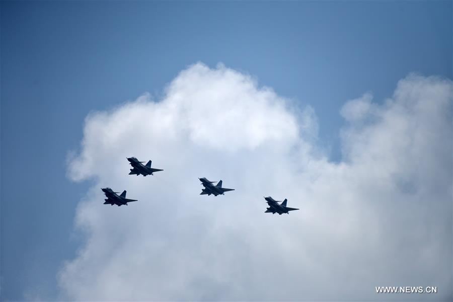 Ca?as J-10 da equipe de acrobacia aérea Bayi chegam ao aeroporto de Zhuhai
