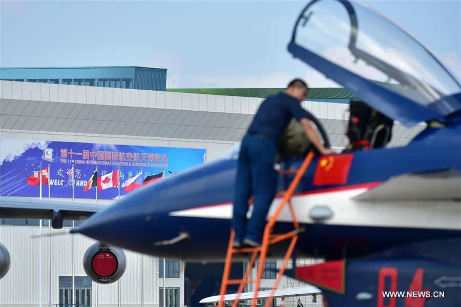 Ca?as J-10 da equipe de acrobacia aérea Bayi chegam ao aeroporto de Zhuhai