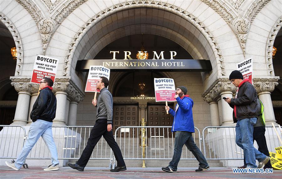 Trump participa da cerim?nia de abertura de hotel em nome próprio
