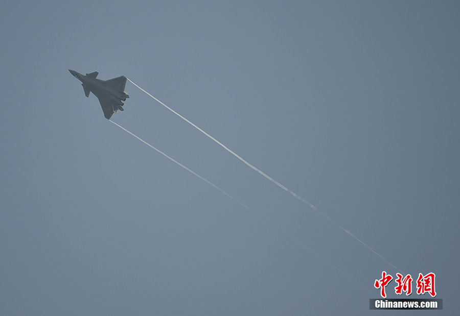 Ca?as J-20 se destacam no Show Aéreo da China