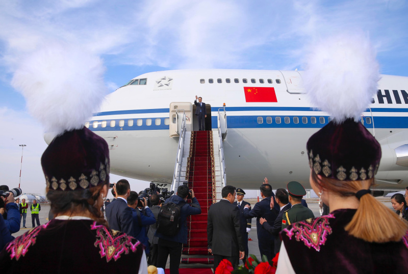 Primeiro-ministro chinês chega ao Quirguist?o para visita oficial e reuni?o da OCS