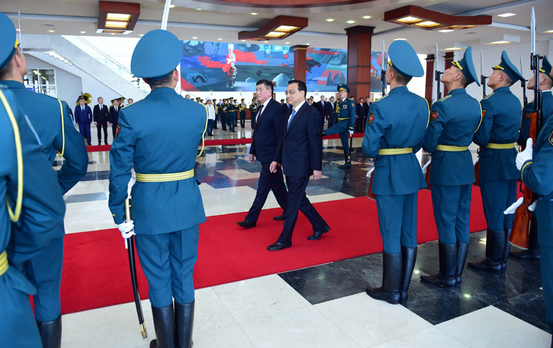 Primeiro-ministro chinês chega ao Quirguist?o para visita oficial e reuni?o da OCS