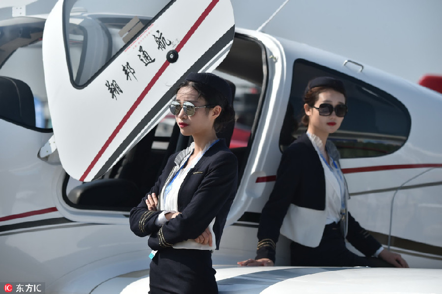 Modelos posam com aeronaves na Exibi??o Internacional de Avia??o e Aeroespa?o da China
