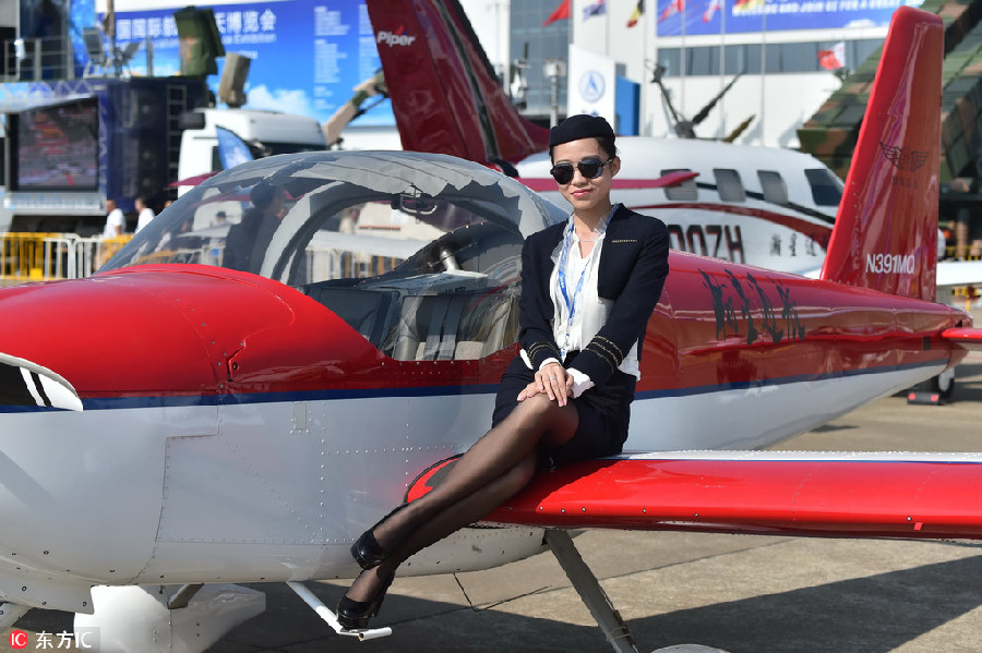 Modelos posam com aeronaves na Exibi??o Internacional de Avia??o e Aeroespa?o da China