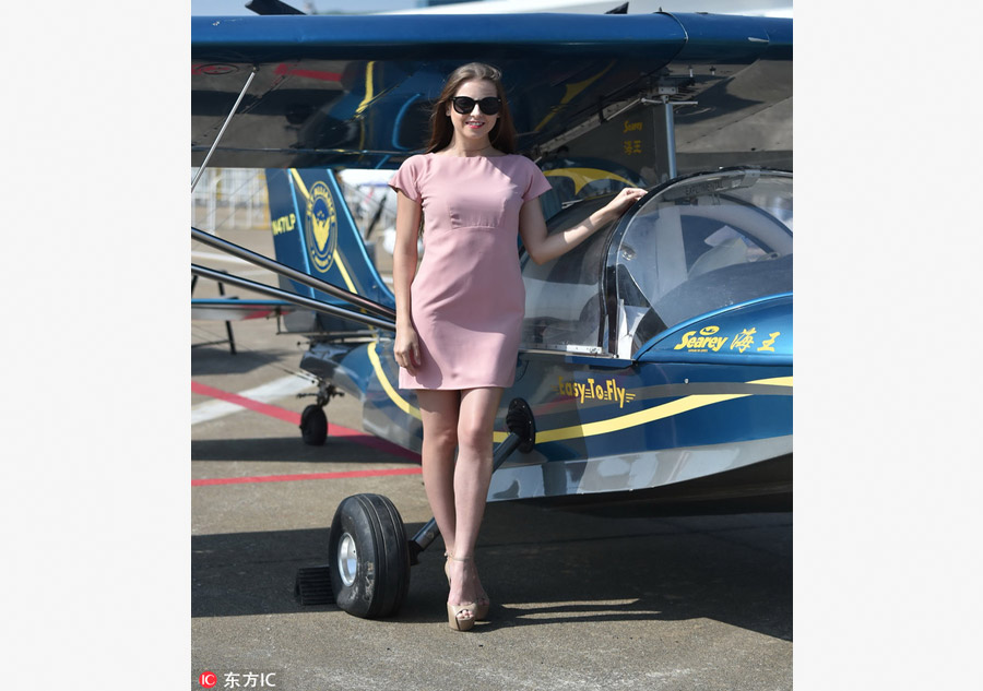 Modelos posam com aeronaves na Exibi??o Internacional de Avia??o e Aeroespa?o da China