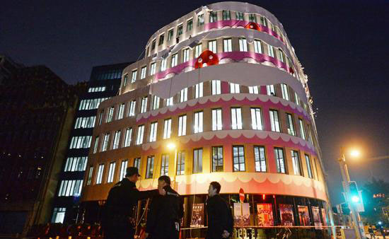 Decora??o na fachada de loja de bolos em Shanghai causa controvérsia