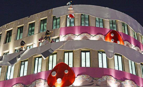 Decora??o na fachada de loja de bolos em Shanghai causa controvérsia