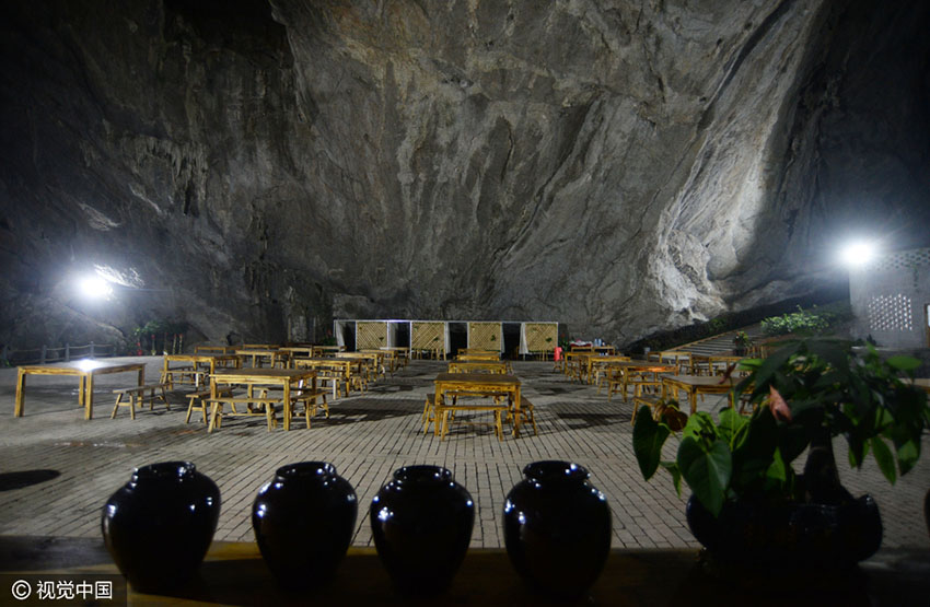 Alde?o da província de Hunan constrói restaurante em caverna