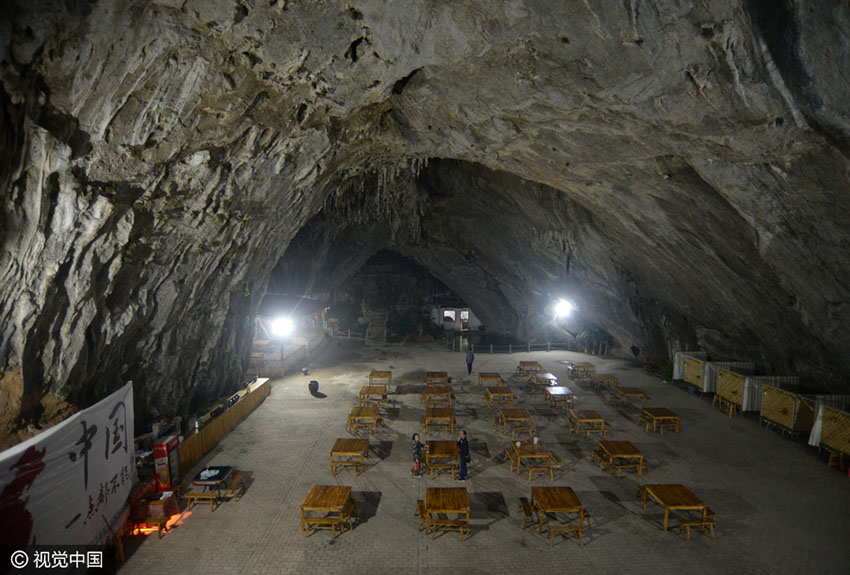 Alde?o da província de Hunan constrói restaurante em caverna