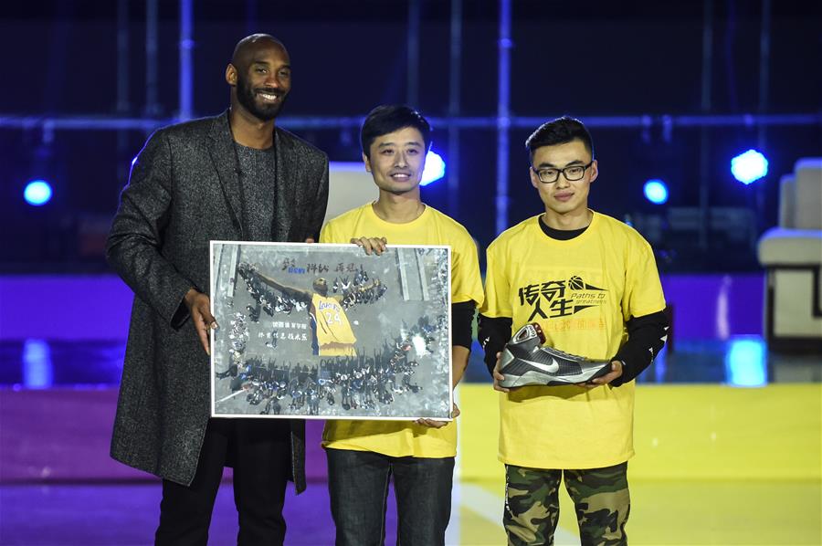 Kobe Bryant se encontra com f?s em Shenyang da China