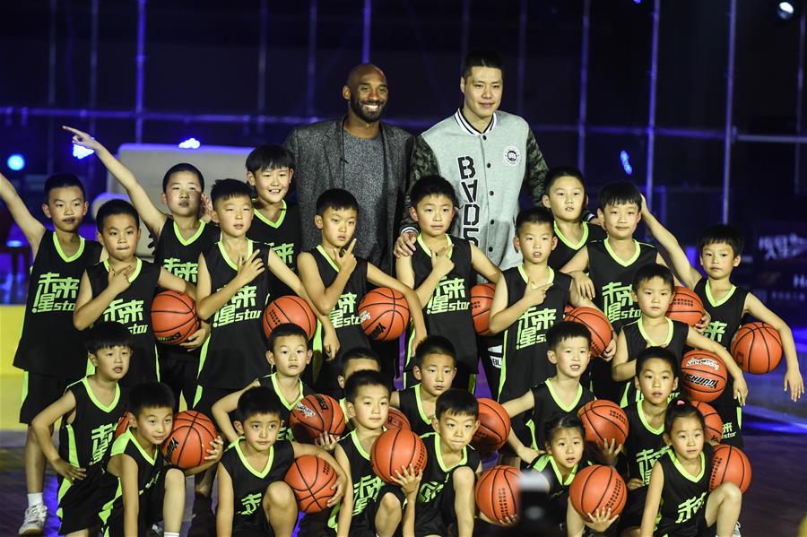 Kobe Bryant se encontra com f?s em Shenyang da China