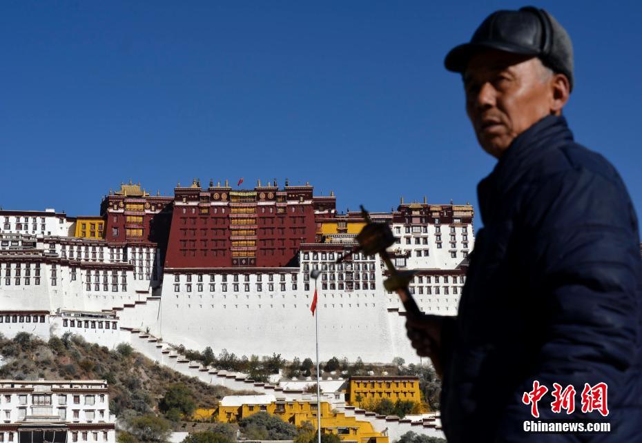 Palácio Potala decorado para celebra??o de feriado budista 