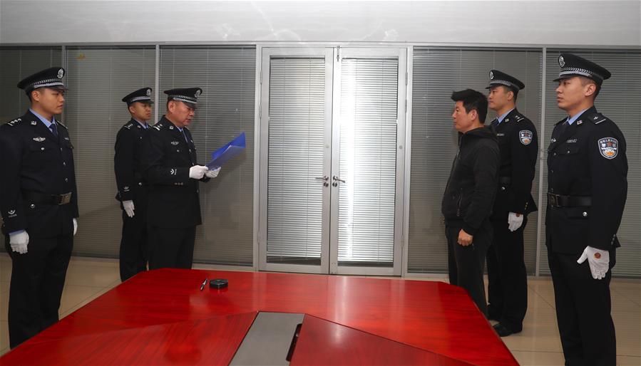 Fugitivo incluso em lista vermelha da Interpol regressa à China