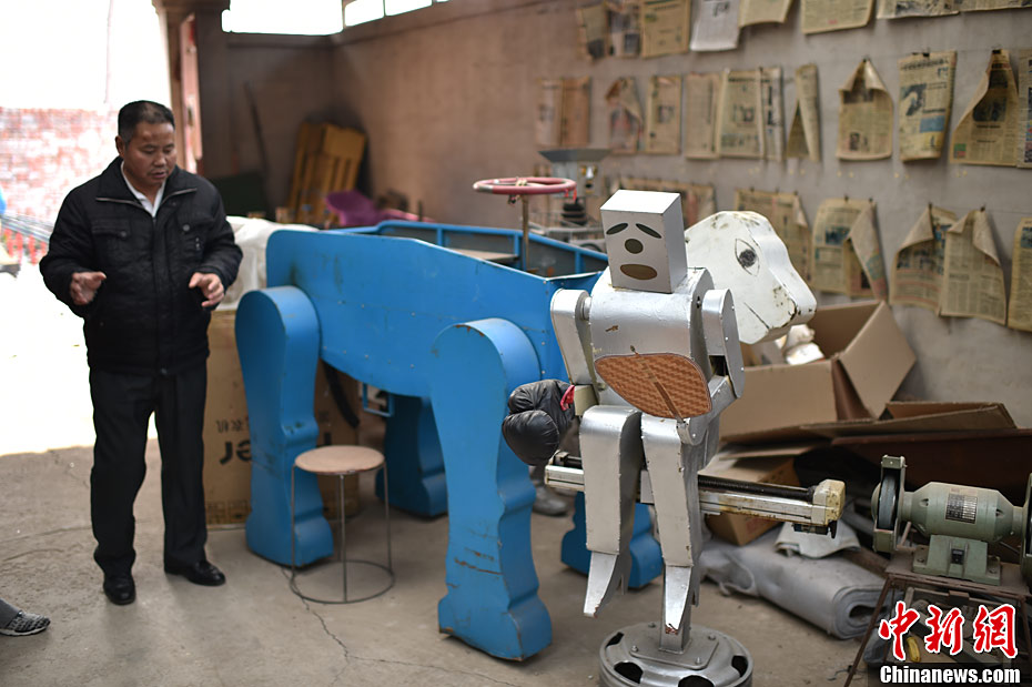 Camponês chinês fabrica 63 rob?s em 30 anos