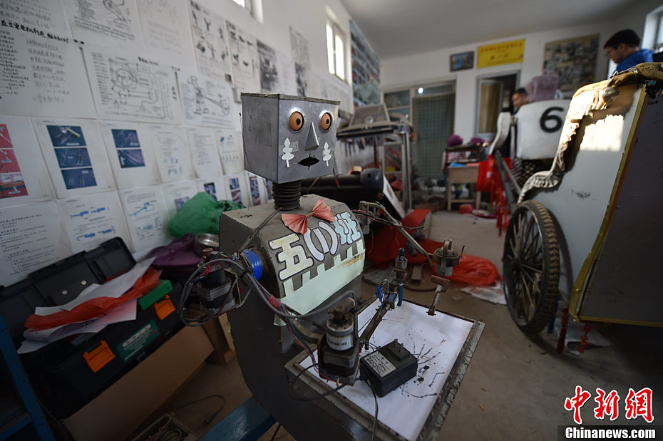 Camponês chinês fabrica 63 rob?s em 30 anos