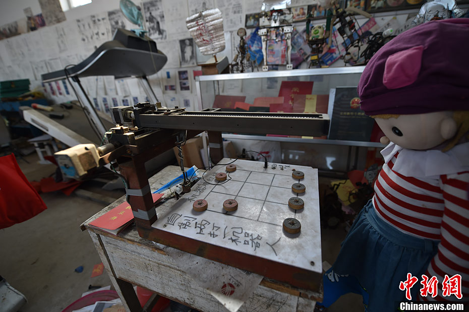 Camponês chinês fabrica 63 rob?s em 30 anos