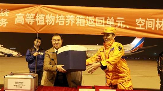 Amostras de matérias e plantas s?o recuperadas de experimentos espaciais