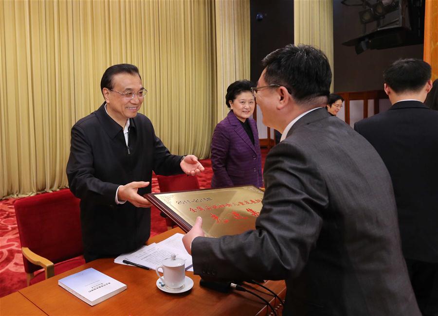 Premiê chinês pede esfor?os contínuos para proteger mulheres e crian?as