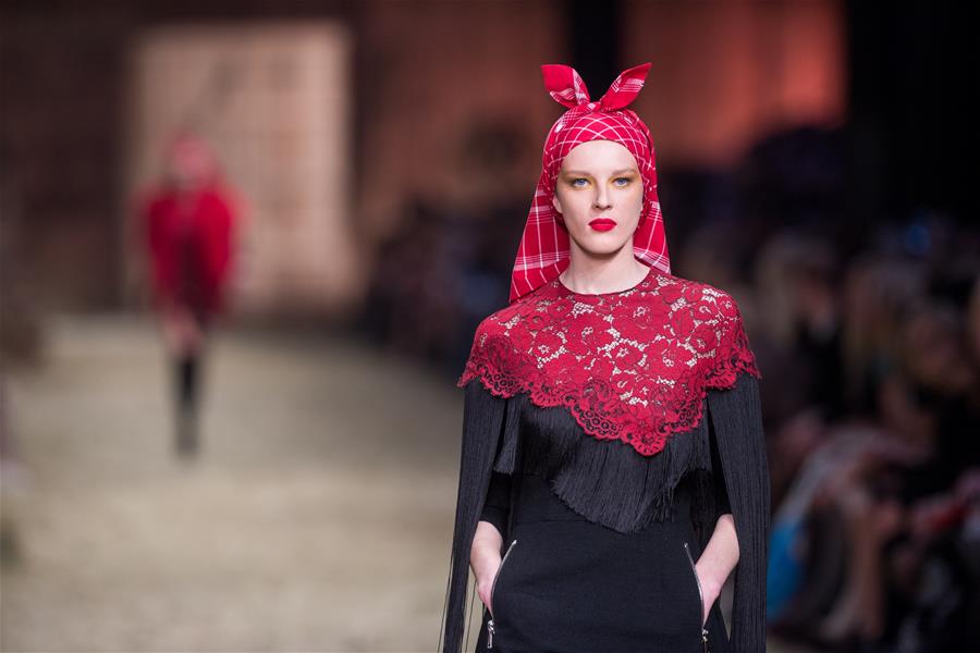 Desfile de moda da Cole??o Primavera/Ver?o de 2017 é realizado na Lituania