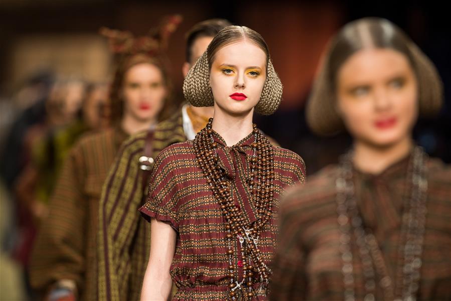 Desfile de moda da Cole??o Primavera/Ver?o de 2017 é realizado na Lituania