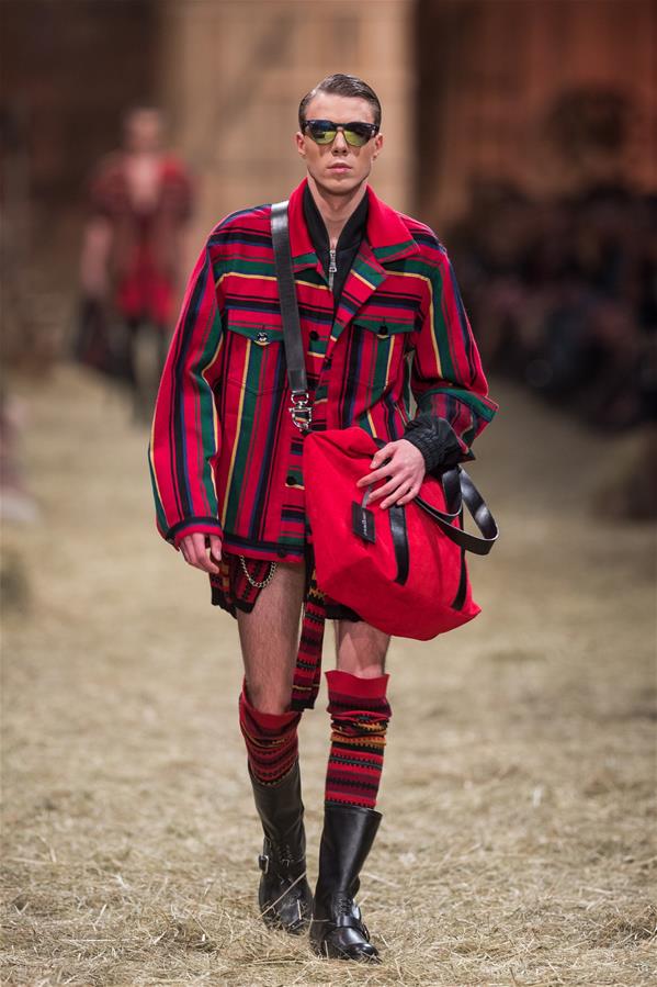 Desfile de moda da Cole??o Primavera/Ver?o de 2017 é realizado na Lituania