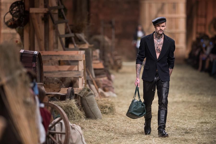 Desfile de moda da Cole??o Primavera/Ver?o de 2017 é realizado na Lituania
