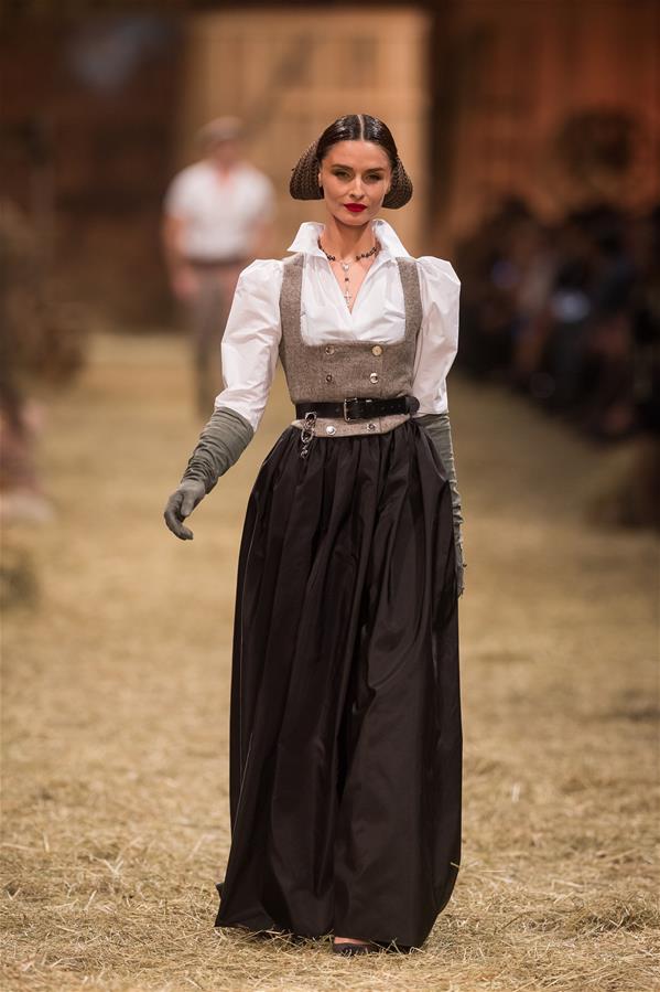 Desfile de moda da Cole??o Primavera/Ver?o de 2017 é realizado na Lituania