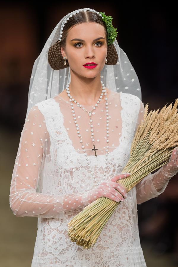 Desfile de moda da Cole??o Primavera/Ver?o de 2017 é realizado na Lituania