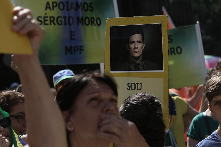 Manifestantes participam de protesto a favor da investiga??o sobre a maior rede de corrup??o da história do Brasil